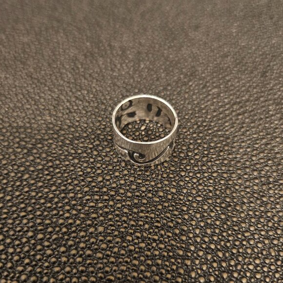 NEW STERLING SILVER BAND RING ENGRAVED WITH BLACK OCEAN WAVE LINES -WOMEN SIZE 4 - Picture 1 of 11